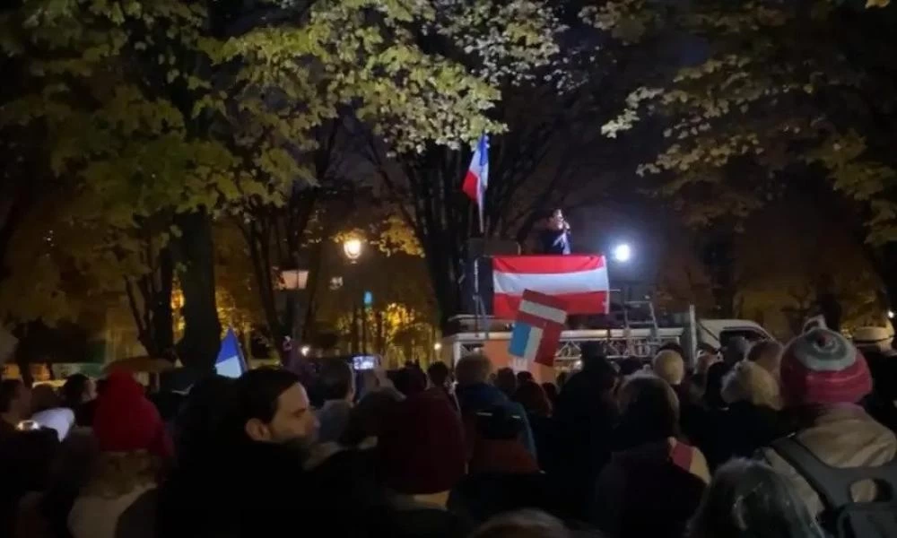 Παρίσι: Εκατοντάδες διαδηλωτές έξω από την αυστριακή πρεσβεία για το lockdown στους ανεμβολίαστους(βίντεο)